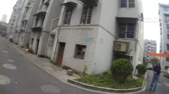 民警赶到的时候,陈师傅还在和骗子通话。微信公号杭州公安 图