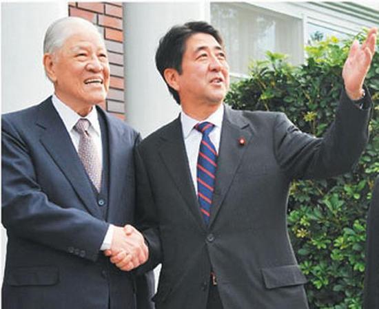 1507880520417748.jpg 左:李登辉;右:安倍晋三。(资料图)