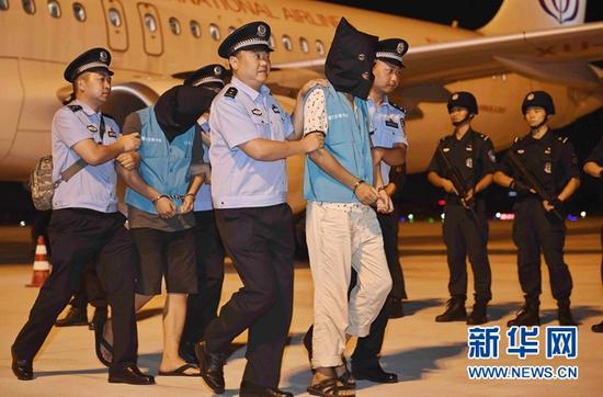 2017年8月24日，在成都双流国际机场，122名跨国电信诈骗案件犯罪嫌疑人从柬埔寨被统一押解回国。新华社记者 吴光于 摄