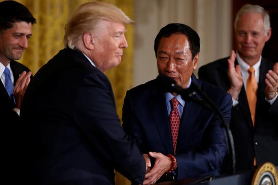郭台铭与美国总统特朗普曾同台宣布鸿海百亿美元投资计划。（图片来源：台湾东森新闻云）