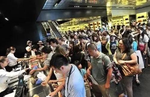 ▲中国游客在海外购买力杠杠的!