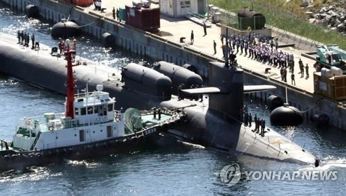 1507881717713007.jpg 美军“密歇根”号核动力潜艇抵韩(韩联社)