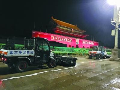 10月12日晚10时许,北京环卫集团旗下北京机扫公司的多功能洗地车在天安门城楼前进行机械化作业。