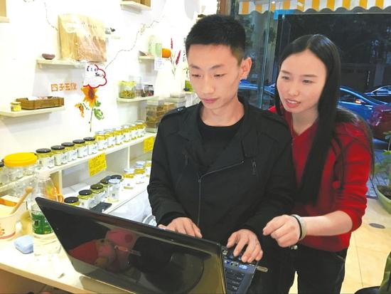 通过创新营销手段,沈远夫妇卖蜜实现年收入上百万