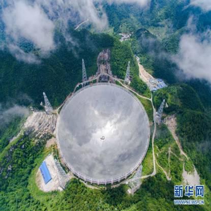 在空中俯瞰FAST工程(新华社 刘绩 摄)