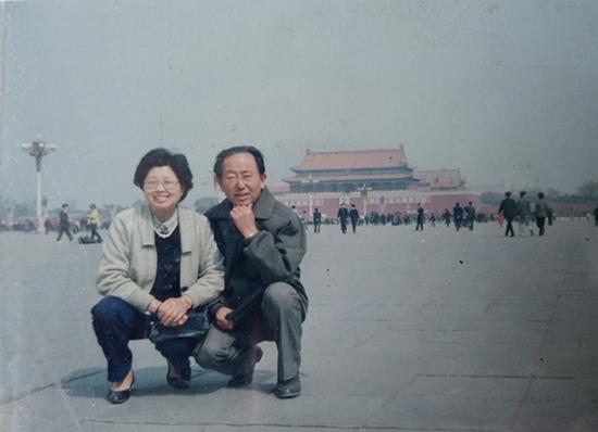 十几年前,崔兴礼带曹雪梅去北京玩。澎湃新闻记者 张小莲 翻拍