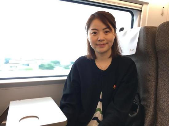 吴娜代表。 澎湃新闻记者 李闻莺 图虽然年纪小,肩负的责任和其他代表是一样的