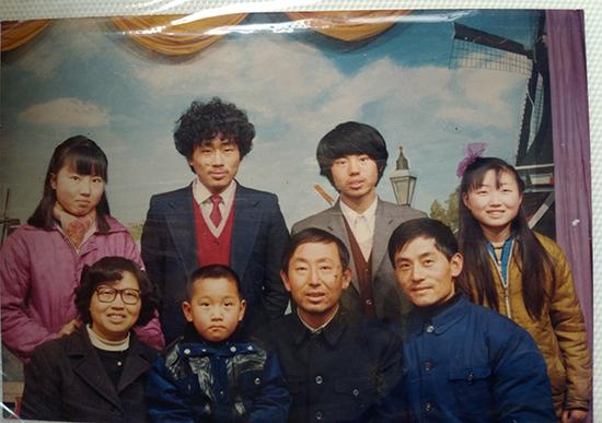 二十多年前,崔兴礼夫妇及四个孩子(后排)的 合影。前排右一是崔的三弟,左二是三弟之子。 澎湃新闻记者 张小莲 翻拍