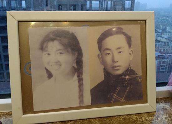 当年，崔兴礼夫妇就是凭借这两张照片一见钟情。澎湃新闻记者 张小莲 图