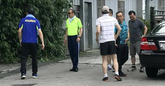 1508208995722838.jpg 16日下午,台湾防务部门负责人冯世宽(左二)在上班时间率领各参谋主官爬山,自称“心安理得”。(图片来源:台湾《东森新闻云》)