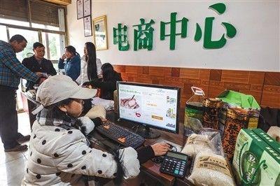 蓬安县花房子村村民通过电商平台销售本地特色农产品