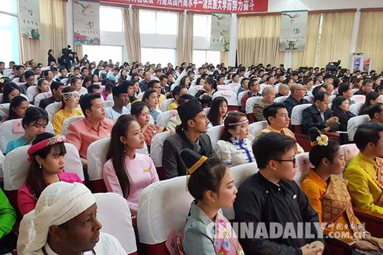 10月18日，贵州民族大学组织来自老挝、泰国等东盟国家，以及“一带一路”相关国家的300多名留学生一起收看十九大开幕会。