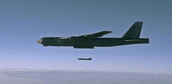 B-52H发射AGM-86巡航导弹。