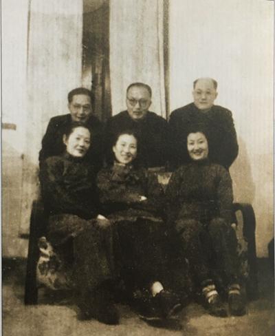 在武汉丈量制图学院,“测绘三杰”与夫人合影,后排左起王之卓、夏坚白、陈永龄