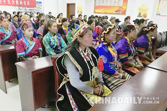10月18日，西藏林芝市达木珞巴民族乡党员干部群众收看十九大开幕会。