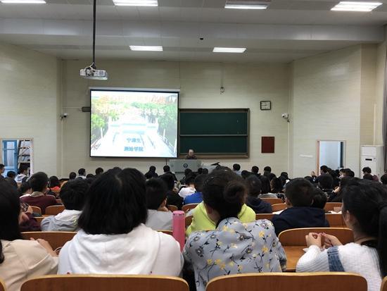 2017年10月12日,宁津生给大一新生教学《测绘学概论》第一讲
