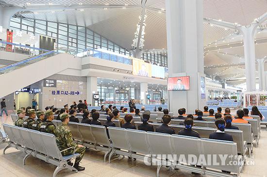 10月18日，山西太原南站组织驻地武警、铁路公安、间休工作人员，以及候车旅客共同收看十九大开幕会。