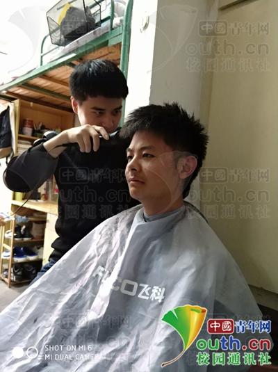 又是别人家的学长！大四男生自学手艺免费为身边同学剪发