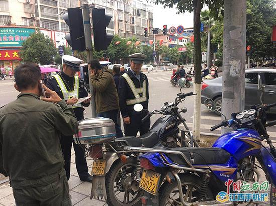交警从病床偷偷跑回执勤点上班 妻子在朋友圈的“责怪”