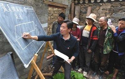 甘孜州雅江县苦乐村，村第一书记为村民讲解农业技术