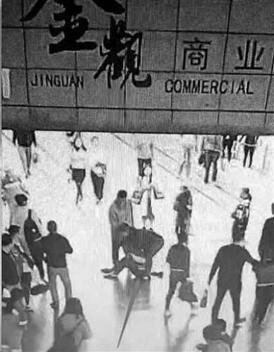警察和妻子逛街碰上嫌疑人 夫妻兩人齊心抓賊