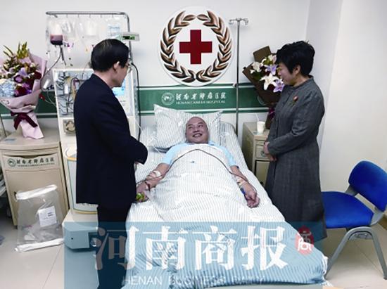 郑利昌的同事来医院看望他[捐献]接到初步配型成功的电话他不假思索捐造血干细胞