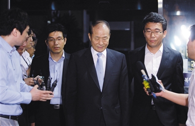 2012年7月10日,涉嫌收受巨额非法政治资金的李明博兄长李相得,离开首尔大检察厅大楼。