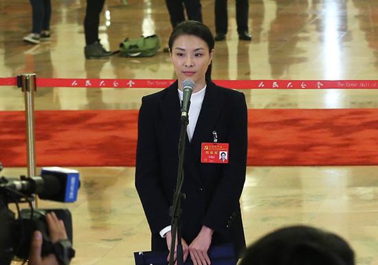 10月18日,中国共产党第十九次天下代表大会在北京人民大礼堂开幕。这是开幕会前,吴敏霞代表接受采访。新华社 图