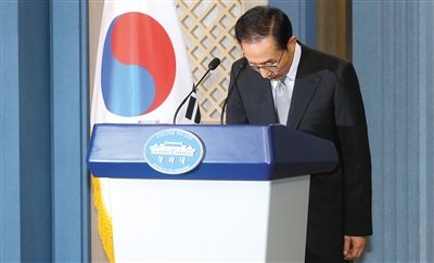 2012年7月24日,时任韩国总统李明博就兄长腐败行为向公众道歉。本版图片/视觉中国