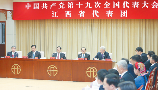 10月18日,江西省代表团在住地举行全体集会,讨论党的十九大陈诉。( 梁振堂 摄)