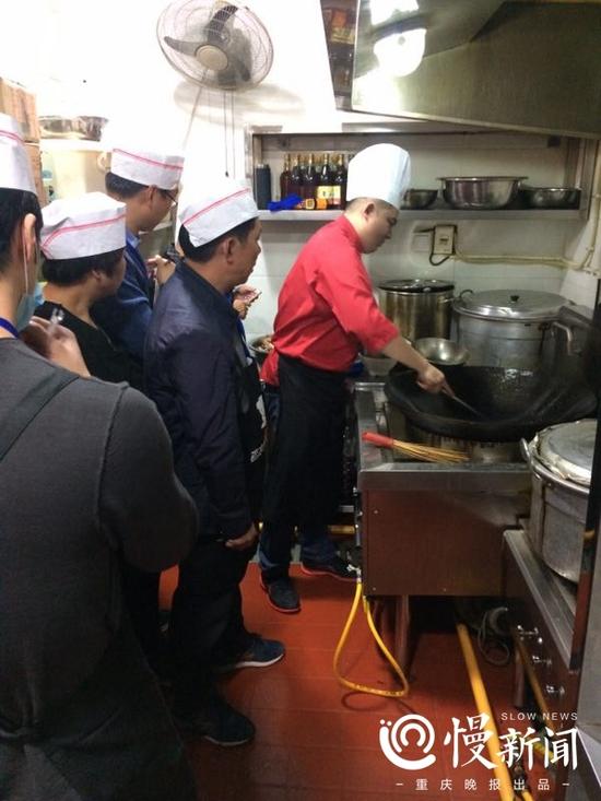学员在“秦云老太婆摊摊面”总店后厨实践学习