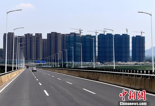 资料图:福州一处成片开发建设中的房地产楼盘。中新社记者 张斌 摄