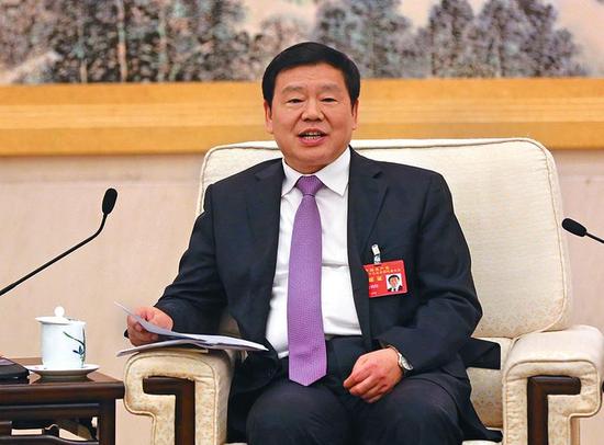 10月18日,陕西代表团团长、省委书记娄勤俭讨论党的十九大报告。