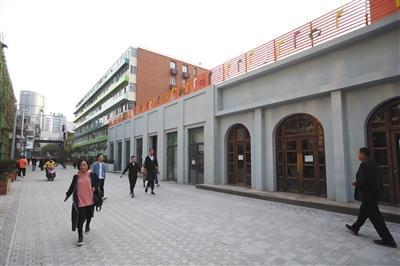10月16日,三里屯,这条毗连远古里南区和北区的必经之路现在已整治一新,街道的右侧将入驻一家24小时书店。