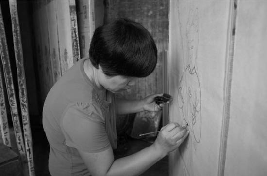 山东高密,王树花正在绘制扑灰年画。受访者供图