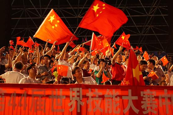 观众们激动地挥舞五星红旗,此起彼伏的欢呼声响彻全场。汹涌新闻记者 忻勤 桑文浩 图
