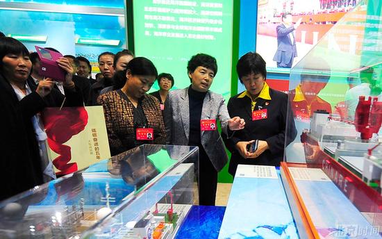 昨晚,十九大北京代表团团体观光“砥砺奋进之五年”大型成就展览(图)