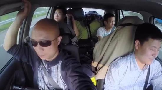 张景的四人团队,三人拍摄,一人开车。