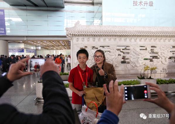▲前来迎接的老师与中国数独队队员在机场合影。 新京报记者 王飞 摄