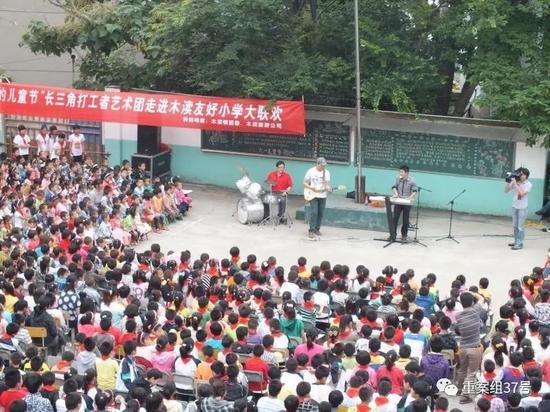 ▲“长三角打工者艺术团”在学校与打工者的孩子们联欢。 受访者供图