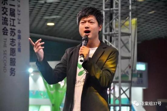 ▲“长三角打工者艺术团”发起人、打工者许小猛在演出中。 受访者供图