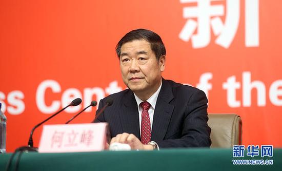 10月21日，十九大新闻中心举办记者招待会，邀请国家发展改革委党组书记、主任何立峰，副主任张勇，副主任宁吉喆介绍以新发展理念为引领，推进中国经济平稳健康可持续发展有关情况，并回答记者提问。图为国家发展改革委党组书记、主任何立峰。新华网 郝广鹏摄