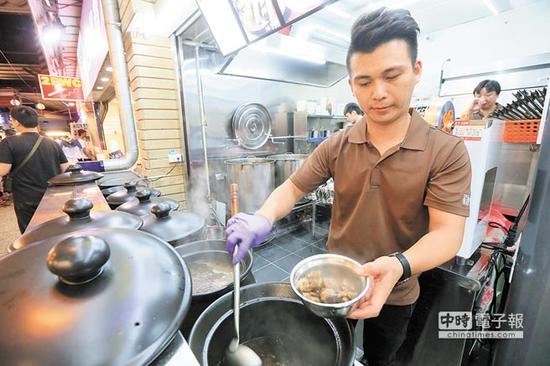 摊商吐苦水:郭庞(康宝药炖排骨欢乐店长)生意掉了两成,靠好口碑和知名店,勉强维持。(图片来源:台湾《中时电子报》)