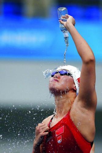 9月2日，在天津举行的第十三届全运会游泳项目女子100米仰泳决赛中，傅园慧夺得冠军。摄影/《中国新闻周刊》记者富田