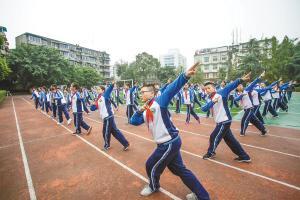 列五中学初中本部学生正在集中训练“川剧体操”