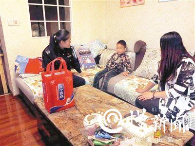 昨日,付国霜给小航送来学习用品。