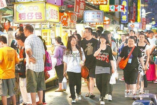 图为高雄六合夜市往日的热闹情景。(图片来源:台湾《中时电子报》)