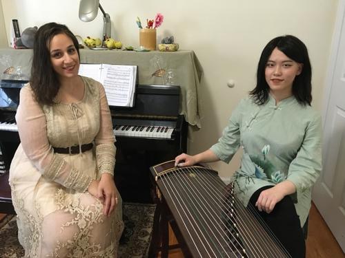Jasmine Sun女儿与其音乐老师商谈钢琴与古筝的合奏。（美国《世界日报》）