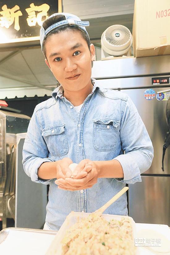 王镇新(镇新记煎饺):逢甲做摊贩10年,生意差5成,留在这里是希望能打知名度。(图片来源:台湾《中时电子报》)