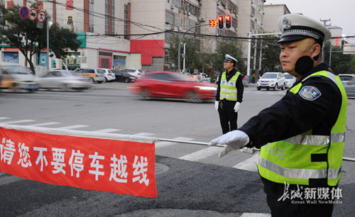 面瘫交警坚守一线。孙明 摄